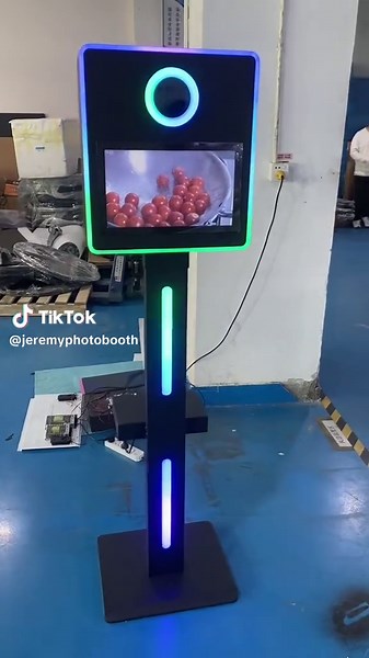 DSLR photo booth with 15.6inch touch screen, light weight portable design for events