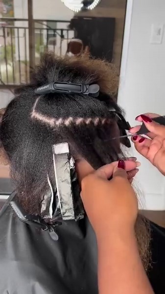 LESS IS MORE when it comes to touch up services! Check out how @iamkendraalia achieves this GORGEOUS look with only 8 foils and a toner ✨ #KenraColor Formula: 〰️ Foils: Simply Blonde Beyond Bond Lightener 20Vol 〰️ Roots: Monochrome 5MB Perm 10Vol 〰️ Ends: 9VM 7VM 8C Mono 8NW Perm 10Vol | Kenra Professional