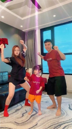 With choreography like this, mom and dad will be out of a job in no time 💃🧑🏻‍🩰 #fansiefamily