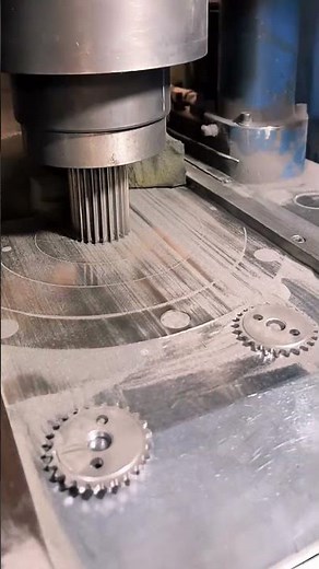 The process of cleaning metal gears with a sandblasting machine