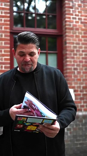 Das allererste Exemplar ❤️ “Vierundzwanzigsieben kochen” zum allerersten Mal in meinen Händen. Ab 11. Oktober überall zu haben. #frischgebacken #vierundzwanzigsiebenkochen #erstesexemplar | Tim Mälzer