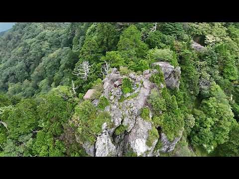 日本百名山「大峰山・山上ヶ岳」の名所「鐘掛岩」をグルッと周回する空撮ムービー【DJI Air 3】【4K・60fps】