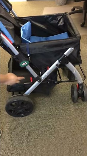 How to lock the Pet Rover stroller