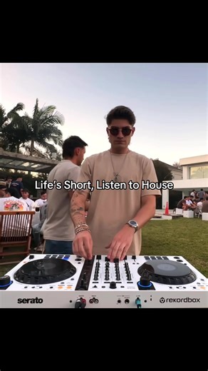 Live through House #housemusic #dancemusic #deephouse #becauseyoumoveme #summer