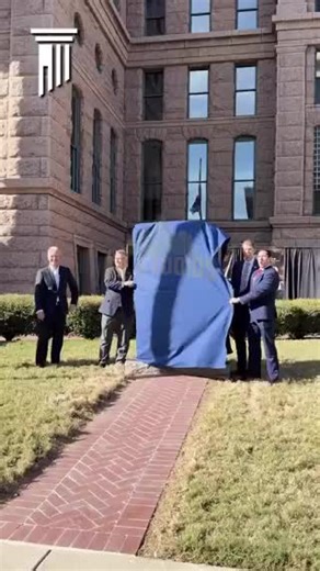 The ten commandments unveiled in front of Tarrant County Courthouse in Fort Worth! 🇺🇸 Texas, let's honor Our Creator🙏