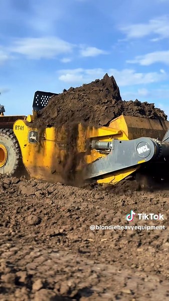 John Deere Scraper: Heavy Equipment Insights