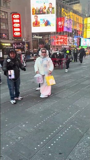 PEACH McINTYRE 🍑 HER HUSBAND 👑 & 9 KIDS ENJOYING TIMES SQUARE IN NEW YORK CITY 🤩⭐️🤩