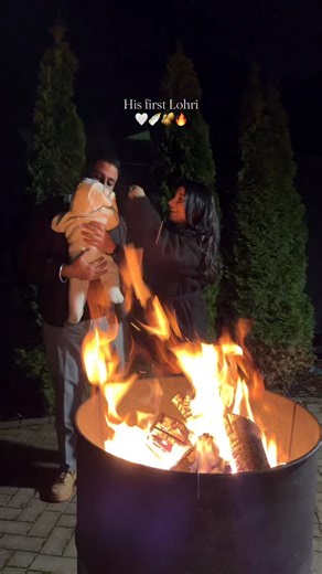 Lohri ist ein traditionelles Fest aus Punjab 🇮🇳 und wird jedes Jahr im Januar gefeiert. Es markiert das Ende des Winters und den Beginn von Licht, Wärme und neuer Lebensenergie 🌞✨ Die erste Lohri eines Sohnes ist etwas ganz Besonderes. Sie wird groß gefeiert, um Dankbarkeit auszudrücken, Segen zu erbitten und dem Kind ein Leben voller Gesundheit, Schutz und Glück zu wünschen. Es ist ein Fest der Freude, der Familie und der Gemeinschaft 🤍 Das Feuer steht für Reinigung, Wärme und Neubeginn. Er