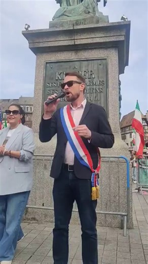 Strasbourg : Lui, c'est Emmanuel Fernandes@EmmanFernandes député LFI. Il est venu avec un micro gueuler comme un enragé pour gêner le rassemblement des iraniens contre le régime des ayatollahs. LFI est un danger pour la France. #Iran Video via E. Fernandes.