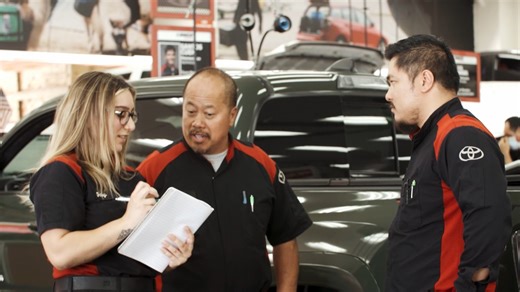 Are you into cars and tech? Have you ever considered making that your career? California new car dealers are currently experiencing a shortage of technicians, needing an average of four additional techs per dealership. With 120 dealerships located within San Diego County, there are plenty of opportunities for techs to begin rewarding, long-term careers. Automotive technicians at new car dealerships work in an exciting field using cutting edge technology and equipment. Technicians spend their day