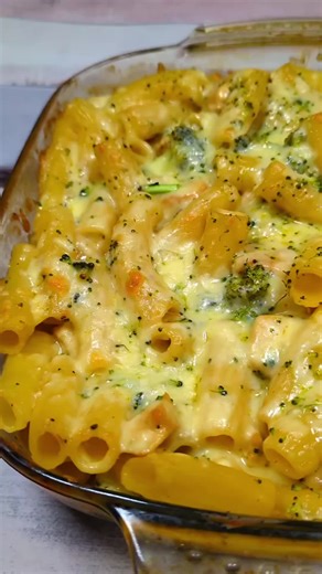 Stop and look at this Cheesy Chicken and Broccoli Pasta😁 I've been eating this so regularly, it's so tasty and so easy to prepare! Proper comfort food 🤤 If you would like the link to the full recipe it's available on my website 🙂 #broccoli #brocollirecipes #pasta #cheesy #sugarpinkfood