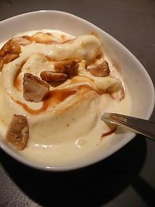 Crème glacée à la vanille, aux noix d'Amazonie caramélisées, sauce caramel pour 4 personnes - Recettes - Elle à Table