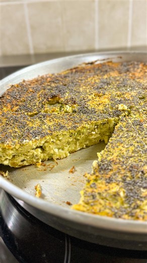 Κολοκυθοπιτα χωρίς φύλλο ή αλλιώς μπατζινα ✨ ✍︎︎Υλικά 3 μεγάλα κολοκυθια 2 φρέσκα κρεμμυδάκια 1 πρασο Άνηθο , θυμάρι , δυόσμο & σκόρδο (όσο θέλει ο καθένας) 4 αυγά 300 γρ. φέτα 200 γρ. ανθότυρο 200 γρ. αλευρι 3 κ.γ baking powder Σουσαμι ή παπαρουνοσπορος ✍︎︎Εκτέλεση 🔸 Τρίβουμε το κολοκύθι σε έναν τρίφτη. Ψιλοκόβουμε τα κρεμμυδάκια, το πρασο & το σκόρδο. Τσιγαριζουμε πρώτα το κολοκύθι μέχρι να φύγουν τα υγρά & μετά προσθέτουμε και τα υπόλοιπα λαχανικά μέχρι να μαραθούν. Μόλις είναι έτοιμο αφήνου