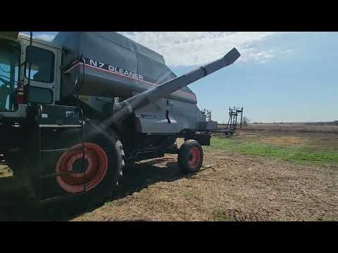 Gleaner N7 Combine W/ Header