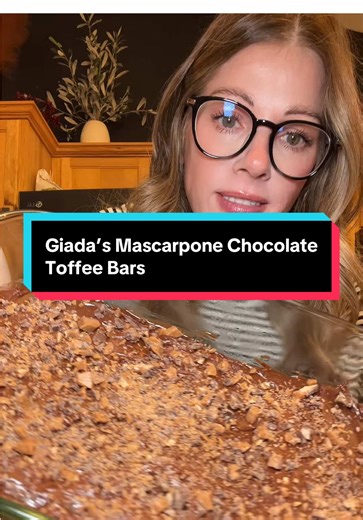 Giada de Laurentiis mascarpone chocolate toffee bars 🤎 Ingredients \t•\tVegetable cooking spray \t•\t1 pound refrigerated sugar cookie dough \t•\t2 (1.4-ounce) chocolate-toffee candy bars, coarsely chopped and divided (recommended: Skor) \t•\t1/2 teaspoon pure vanilla extract \t•\t1 cup semisweet chocolate chips \t•\t1 teaspoon vegetable oil \t•\t1 cup (8 ounces) mascarpone cheese, at room temperature \t•\t1/4 cup sliced almonds, toasted (optional) Directions \t1.\tPosition an oven rack in the 
