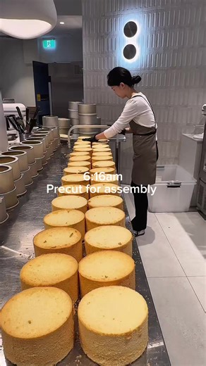 Full day with me as a bakery owner🫶 ps. we don’t talk much in the kitchen, because we are extremely focused 🤭 #sydneyeats #enzebakery #sydneylife #chiffon #cafeowner