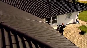 Du bør rense dit tag med Nilfisk Roof Cleaner. Er du i tvivl om hvordan, så se vores video :-) | Nilfisk