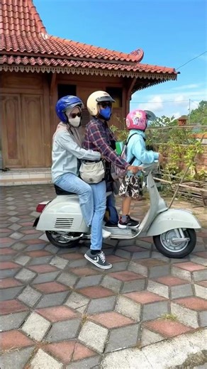 Family Ride on a 1975 Vespa Sprint Veloce