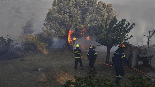 Feuerwehr weiter im Einsatz gegen Brand bei Athen