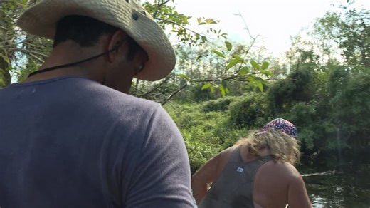 Swamp People: Serpent Invasion S01:E01 - Man vs. Snake