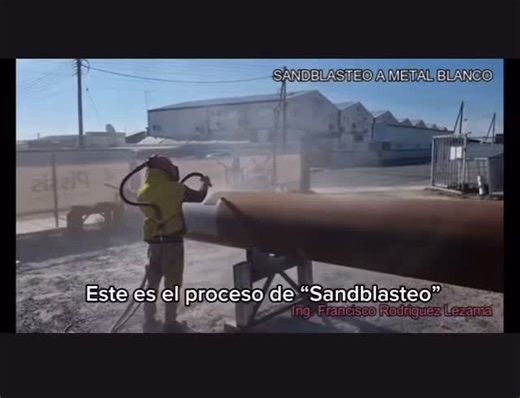 ¿Y ustedes ya conocían el Sandblast? “Sandblast” o “Sandblasting, conocido como chorro de arena o arenado, es una técnica de limpieza en las estructuras de acero que consiste en la remoción de materiales de una superficie por la acción de un material abrasivo granulado que es expulsado por una compresor de aire comprimido a través de una boquilla. Dentro de la máquina de aire comprimido, se mezcla el aire y la arena,desplazándola asi a través de una boquilla de mano para poder dirigir las partíc