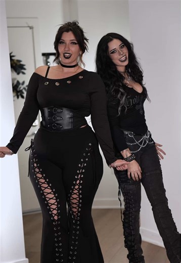 Convincing my friends to do this dance with me @Sunny #goth #gothgirl #fyp