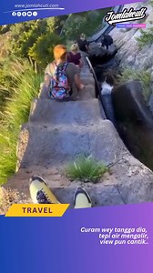 📍 Jebel Akhdar, Oman 🌄 Dikenali sebagai “The Green Mountain” di tengah padang pasir Oman, Jebel Akhdar adalah permata tersembunyi di Timur Tengah. Bayangkan berada 2,000 meter di atas paras laut, udara segar menyapa wajah, dan pemandangan bukit batu kapur berselang-seli dengan dusun delima, aprikot & bunga ros. 🌸🍑🌹 Tempat ini bukan sekadar indah — ia adalah syurga untuk pencinta alam & pendaki. Musim panas di sini jauh lebih sejuk berbanding kawasan lain di Oman. Nak rasa hiking yang betul-