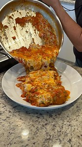 306K views · 7.2K reactions | Filé de Frango à Parmegiana Sem Forno 1 colher (sopa) de azeite 4 dentes de alho 1 cebola ralada 800g de tomate sem pele Pimenta-do-reino a gosto Pimentas ardidas a gosto Sal a gosto 1kg de filé de frango ½ maço de cheiro-verde 200g de mussarela Para empanar: 3 ovos 1 xícara (chá) de farinha de trigo 1 xícara (chá) de farinha de rosca #receitas #amo #amocozinhar #deliciasdaeleni | Delicias da Eleni | Facebook