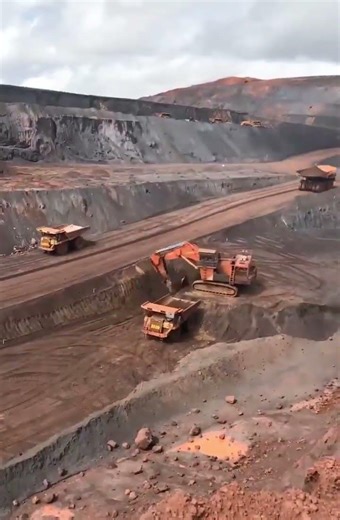 Komatsu PC200 Excavator - Monster Machine Operation