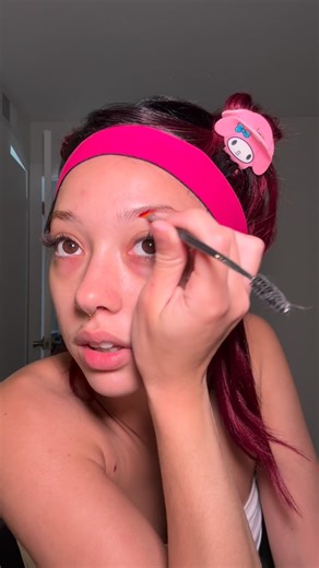 Dakota Latalladi on Instagram: "transformándome en doja cat version alien 🤭"