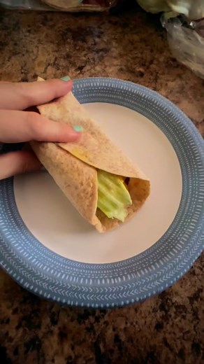 Quick, protein-packed, and low-carb — this wrap is my go-to lunch lately 🥗🌯 Perfect for those days when you want something filling without the crash. I load it up with lean protein, veggies, a little crunch, and a drizzle of sauce for flavor 💥 It takes less than 5 minutes to make and keeps me full and focused all afternoon (aka no snacking my way through the pantry 😅). If you need more easy lunch ideas like this, drop a “wrap” and I’ll send over my favorites! #happyfitmethod #lowcarblunch #p