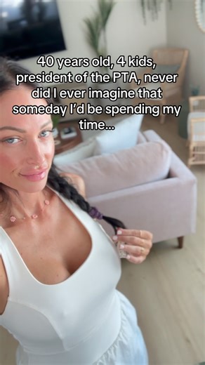 Amanda Marie on Instagram: "Reasons to follow this 40 year old mom👇🏻 . . . Because I’ve got luscious lower lips that kiss back Because I love pickleball…wanna dink? Because I love a good book and documentary- esp. true crime Because I love to eat! Let’s talk food 🤤"