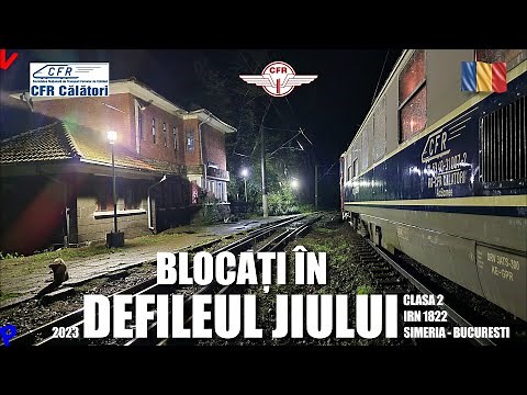 Tren blocat in Defileul Jiului | Copac cazut, furtuna mare, circulatie oprita Simeria - Bucuresti