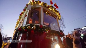 Dopravní podnik hl. města Prahy pomáhá splnit sny dětí z dětských domovů! Ve speciálně ozdobených tramvajích a autobusech najdete přání dětí, která můžete splnit a darovat jim radost z Vánoc.⭐ | PRAHA TV