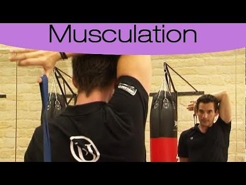 Musculation des triceps avec un élastique