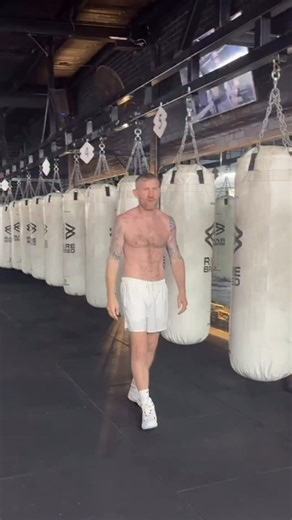 I’ve spent over 30 years in boxing, had 106 fights, many at the highest level, sparred thousands of rounds, years coaching and yet no one ever warned me about this… It’s about the effects of getting punched in the head. (Yes, this post is about that BUT don’t worry, at the end of reading this, I’ll show you exactly what to do.) Here are 4 things you NEED to know 1st Let me ask ya… What do you think happens when you get hit in the head from a light punch? Nothing, right? Well, that’s wrong. Even 