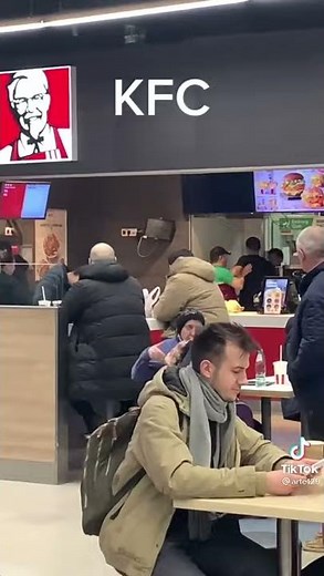 KFC FIGHT - EMPLOYEES AND CUSTOMERS