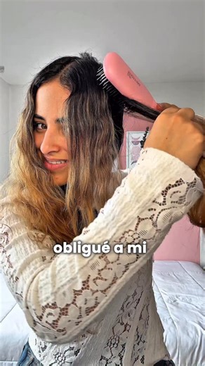 hello MANDARINNA® on Instagram: "Nuevo 💘Cepillo Alisador $240.000 Envio Gratis! · Alisa Maximo 2 pasadas, incluso en cabellos muy gruesos, o crespos! · NO es necesario que te cepilles tipo blower antes · iones negativos que eliminan el frizz, aportan brillo, suavidad y movimiento · Cerdas de titanio profesional para un alisado más eficiente. · ALISADO WOW desde la raiz gracias a sus cerdas que alcanzan zonas dificiles sin lastimar el cuero cabelludo · Voltaje dual · Temperatura ajustable hasta 