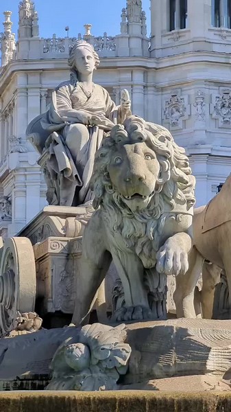 Madrid es un museo al aire libre. La ciudad de Madrid está repleta de miles de esculturas, estatuas y millones de detalles. Los detalles que decoran cada calle, edificio, plaza cuentan historias del pasado, presente y futuro. Es imposible no notar la belleza de Madrid. ¡Qué gran ciudad! #barcelona #Madrid