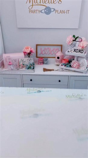 St.Patrick's Day sign made with HTV and dollar tree items. Tutorial on the blog! | Michelle's Party Plan-It by Michelle Stewart