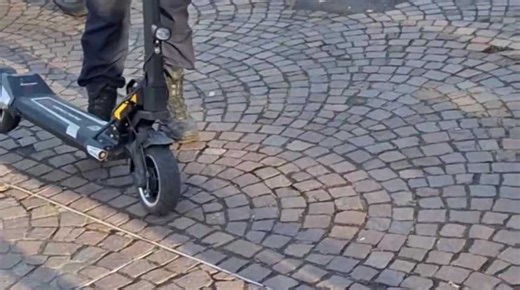 Lille: la police contrôle les trottinettes et vélos électriques avec un turbo-mètre
