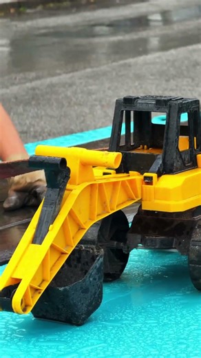 Nach unserer technischen Überarbeitung wird direkt schon der erste Bagger verladen 💪