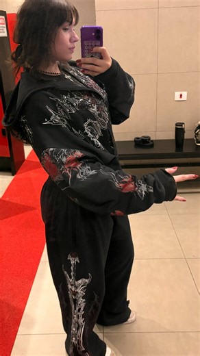 ཐིNephilimཋྀ on Instagram: "Tradução:Unboxing do novo drop Skull Crusher, uma colab da Lonely Shadow com a Mental Madness. Olhem esse moletom zip, o meu é no tamanho P, a modelagem é bem grande então peguei no menor tamanho mesmo. Já a calça eu gosto de pegar no G que é o maior tamanho, para vocês terem uma noção sobre as medidas, eu tenho 1.75 m e 85kg O drop completo vai estar disponível no site nos dias 19, 20 e 21 de dezembro! Não se esqueçam de usar o código NEPHILIM🏷️ @mentalmadness__ #gy