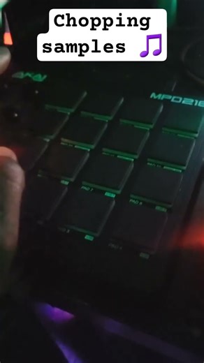 Sampling on AKAI MPD218 🎵 #producer #sample