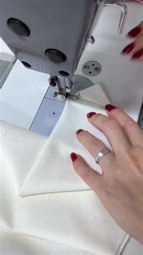✨ Video by Venerasewss 🧵 MK Lunchmat Tutorial Let’s stitch something beautiful! To make one piece, you’ll need: ▫️ Two rectangles (50×40 cm & 35×25 cm) ▫️ 150 cm of lace ▫️ Sewing machine ▫️ Scissors ▫️ Needles ▫️ And of course—a good mood 😊 Perfect for adding charm to your table or gifting with love. Save this for your next cozy project! #Quilt #Quilting #Sew #Sewing #LunchmatDIY #QuiltingLove #QuiltedCrafts #SewingTutorial #HandmadeWithHeart #QuiltBlockMagic #CraftWithLove #venerasewss #Crea