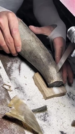 Turning a cow’s horn into a stylish, handcrafted comb with skill and precision! #HandmadeComb #HornCraft #TraditionalCraft #ArtisanMade #CowHornCraft #HandCarved