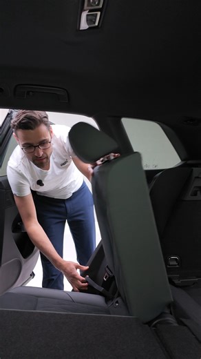 Autogefühl on Instagram: "💡Slideable bench of the all-new Audi Q3 - here as Q3 s-line 2.0 TFSI. The all-new Q3 has some more front overhang, making the total length now 4,53 m 178“ (+ 4 cm 1 1/2“), it’s a sister model to the Cupra Terramar and VW Tiguan. The all-new Q3 features 2.0 TFSI 262 hp AWD as top engine and also an upgraded PHEV with 20 kWh battery. The interior comes with an 13“ infotainment and new switchgear for indicators and gear selection behind the steering wheel. #audi #audiq3 