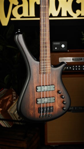 Warwick TeamBuilt Fortress 4-String – Limited Edition 2026. A studio look at a classic reborn! Focused low end, fast response, and that unmistakable Fortress character. Plus would you know that it has a chambered body? A first in a Fortress this year refined by the Warwick TeamBuilt crew in Germany. 🇩🇪 Officially released at NAMM 2026, built for players who recognize the sound before the logo comes into focus. ⚡️🎸 #WarwickBasses #TeamBuilt #FortressBass #LimitedEdition2026 #TheSoundOfWood #Bo