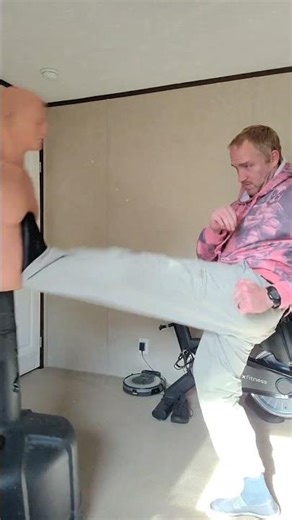 Thrust Kick #kickboxing #kick #thrust #kenpo #martialarts #karate #subscribe #learn #teacher #share