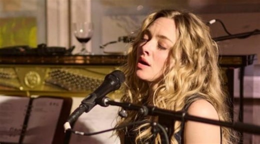 Amanda Seyfried surprises fans with impromptu performance at film premiere